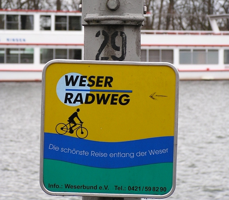 Wegweiser am Weser-Radweg
